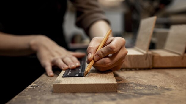 femme charpentière travaillant en studio avec un crayon concept de photo belle de haute qualité