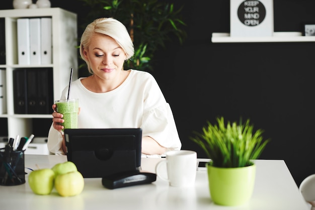 Femme avec le chat en ligne de smoothie