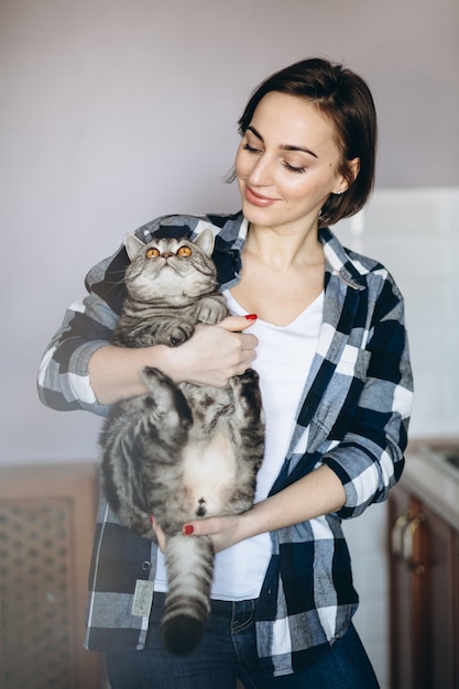 Femme avec un chat