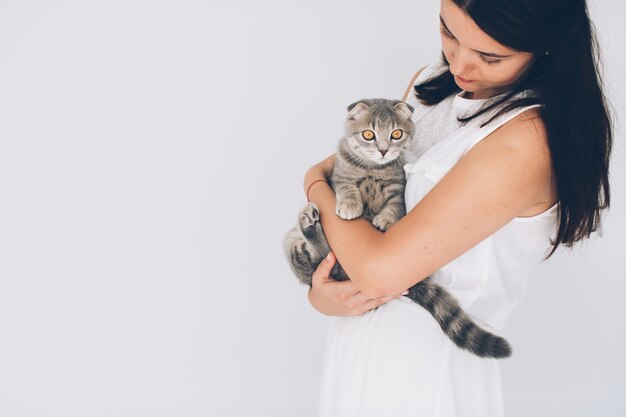 Femme avec un chaton gris