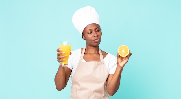 Femme de chef adulte afro-américaine noire. notion de jus d'orange