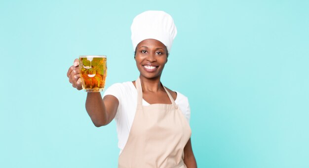 Femme de chef adulte afro-américaine noire avec une pinte de bière
