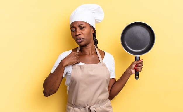 Femme chef afro noire se sentant stressée, anxieuse, fatiguée et frustrée, tirant le cou de la chemise, semblant frustrée par le problème