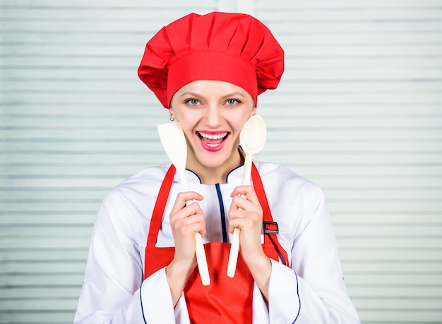 Femme chef de cuisine tenir une cuillère en bois. Essayez un délicieux repas. Recettes saines. Ration saine. Femme chef professionnel tenir la cuillère. Concept de régime. Recettes végétariennes et végétaliennes saines. Mangez sain.