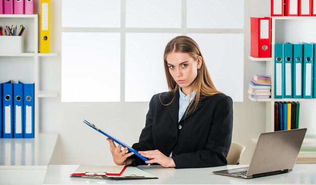 Femme chef de la direction ou secrétaire gestionnaire journée de travail acharnée concept de remue-méninges de démarrage d'entreprise patron et femme d'affaires employée travailler au bureau vie de bureau moderne