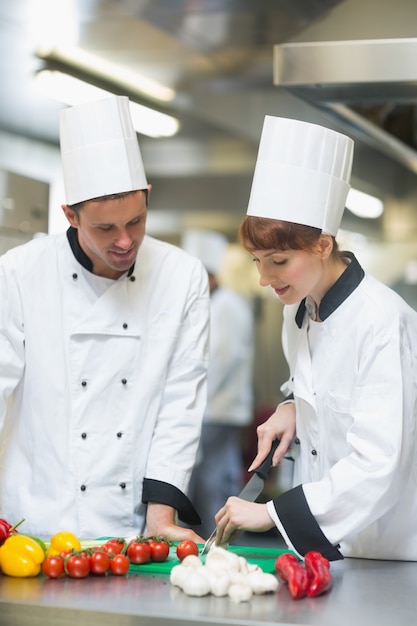 Femme chef émincer des légumes