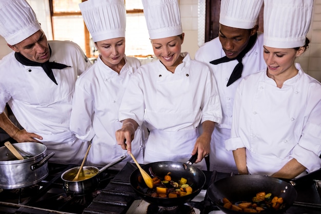 Femme chef préparer nourriture dans cuisine