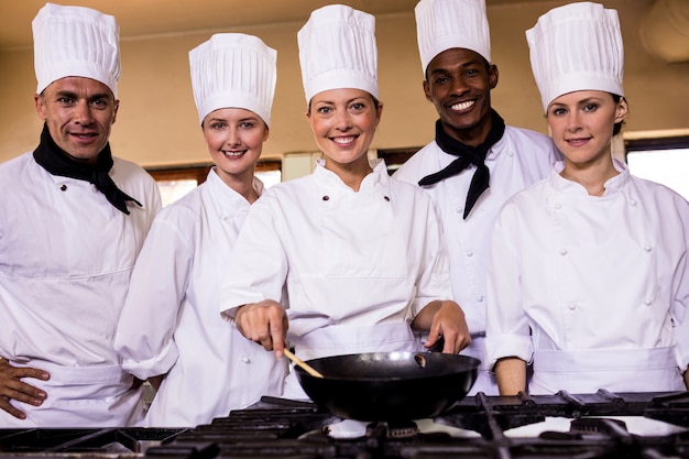 Photo femme chef préparer nourriture dans cuisine