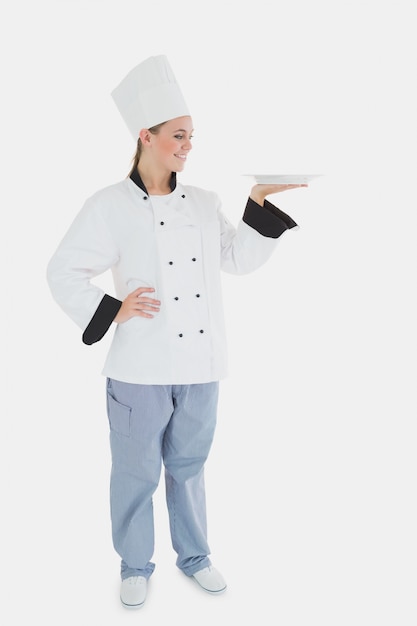 Femme chef regardant un vide