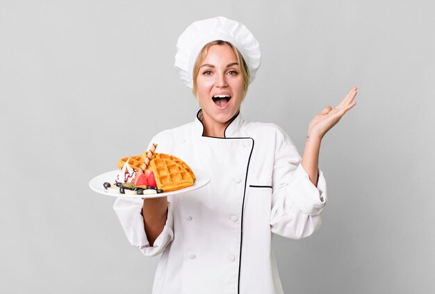 Femme de chef de restaurant assez caucasien cuisiner des gaufres