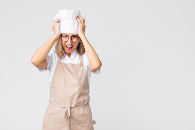 femme chef se sentir stressée et anxieuse