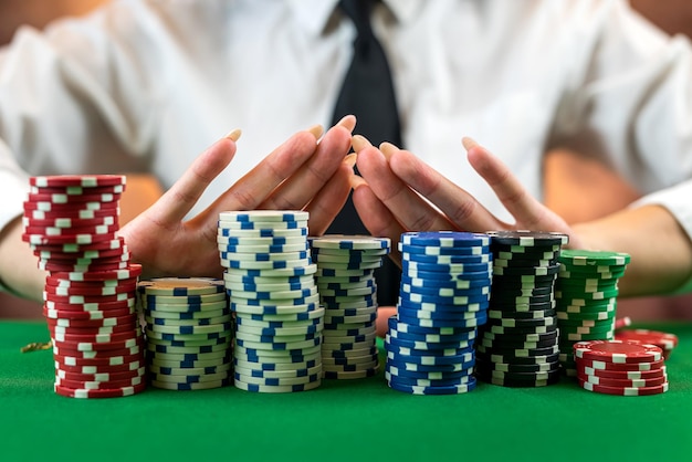 Une femme en chemise blanche classique et cravate à la table de poker commence le jeu