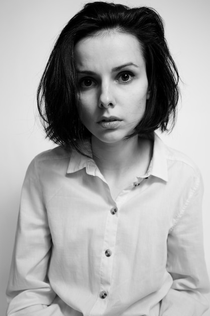Photo femme en chemise fond clair photographie noir et blanc photo de haute qualité