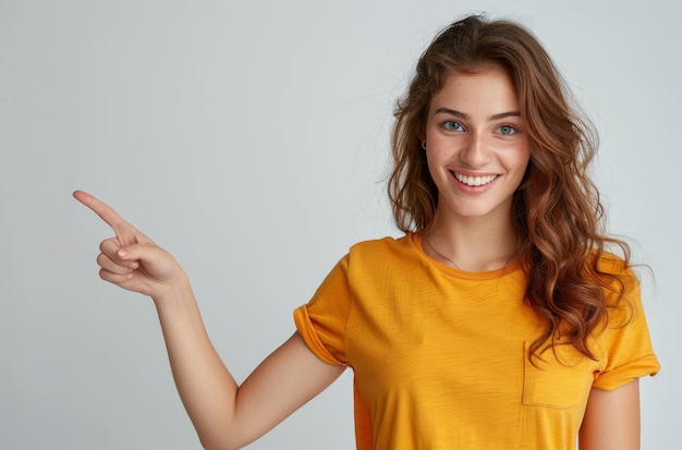une femme en chemise jaune pointe vers le ciel