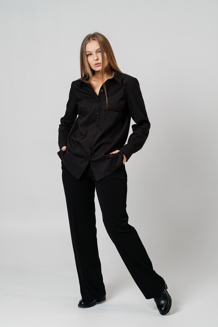Femme en chemise noire et pantalon noir