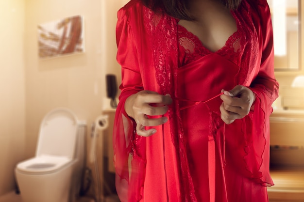 Femme en chemise de nuit rouge amp robe en satin à manches longues avec dentelle florale réveillez-vous pour aller aux toilettes