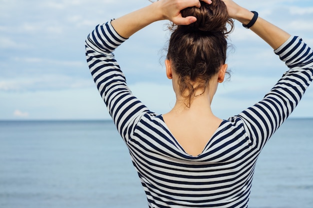 Femme, chemise rayée, regarder, mer