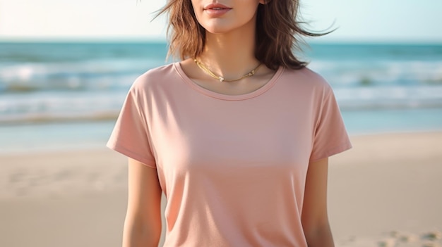 Femme en chemise rose simple et élégante sur la plage