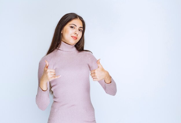 femme en chemise violette demandant un appel.