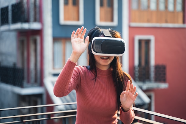 Femme en chemises rouges avec casque de réalité virtuelle