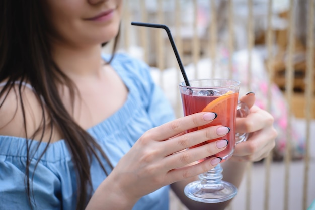 Femme en chemisier bleu buvant un délicieux vin chaud