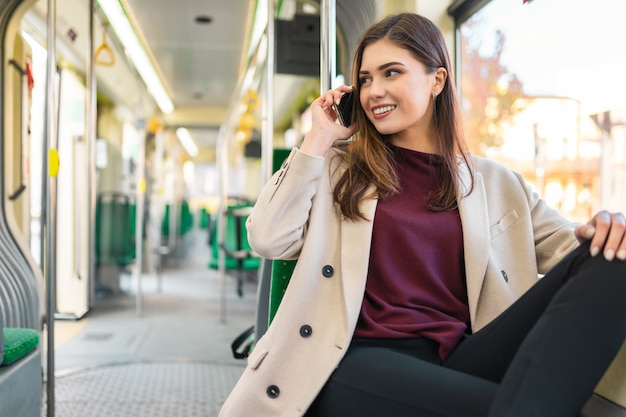 Femme à cheval dans les transports publics