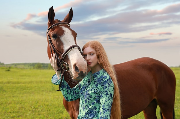 Femme et cheval ensemble au paddock