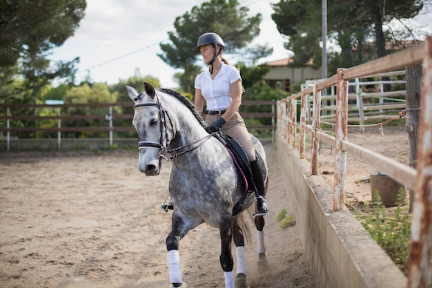 Une femme à cheval en pleine longueur