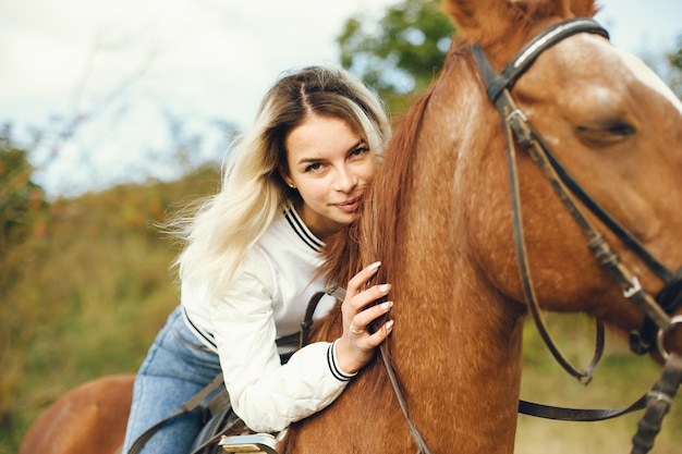 femme avec des chevaux