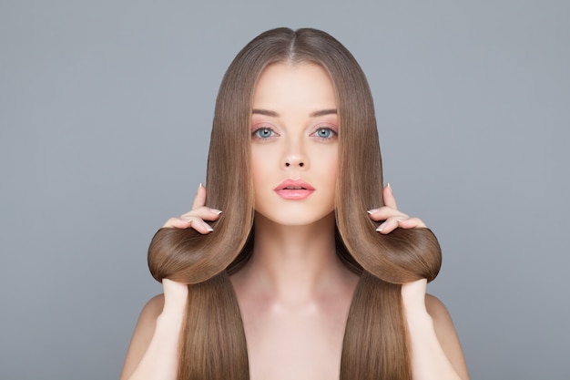 Femme de cheveux sains sur fond bleu clair