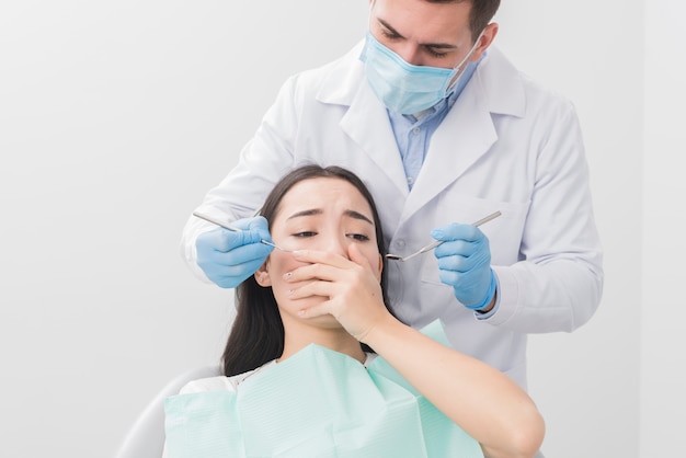 Femme chez le dentiste