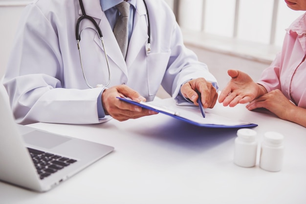 Femme chez le médecin