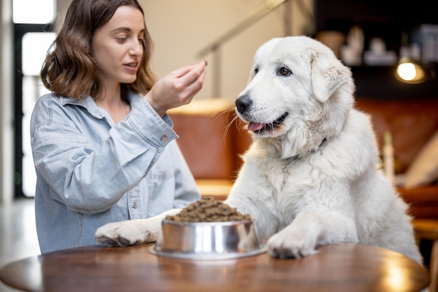 Photo une femme avec un chien assise sur une table.