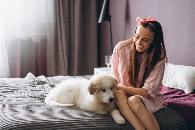 Femme avec un chien au lit