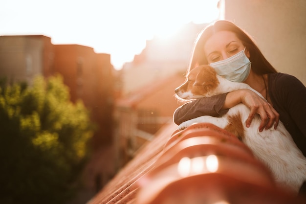 Photo une femme avec un chien sur le balcon.