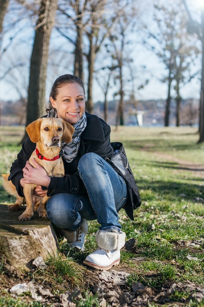 Femme avec un chien dans le parc