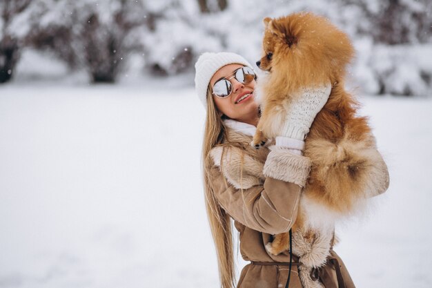 Femme avec un chien en hiver