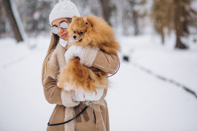 Femme avec un chien en hiver