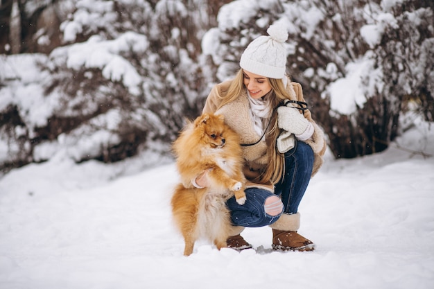 Femme avec un chien en hiver