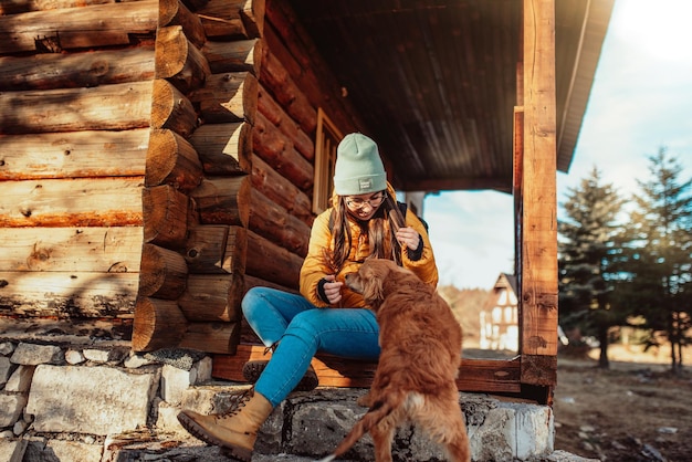 Femme avec un chien jouer dans les montagnes Ambiance d'automne voyager avec un animal de compagnie Femme et son chien posant en plein air