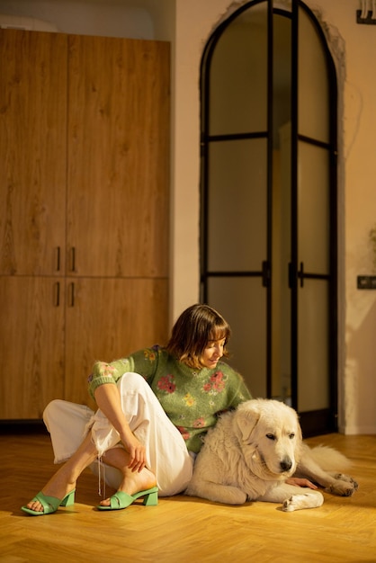 Femme avec chien à la maison