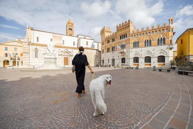 Femme avec chien marchant dans la ville de Grosseto, le centre de la région de la Maremme en Italie