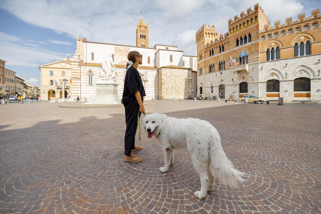 Femme avec chien marchant dans la ville de Grosseto, le centre de la région de la Maremme en Italie
