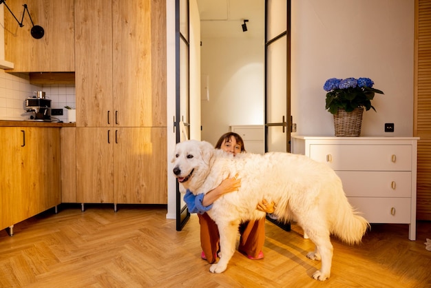 Femme avec chien maremme à la maison