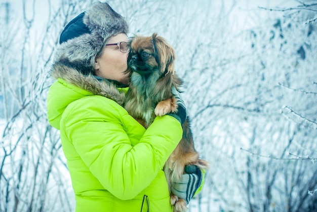 Femme avec chien pékinois à winter park