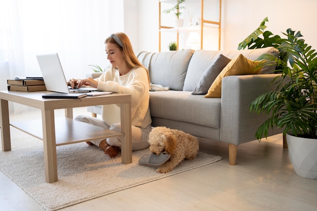 Femme et chien plein coup