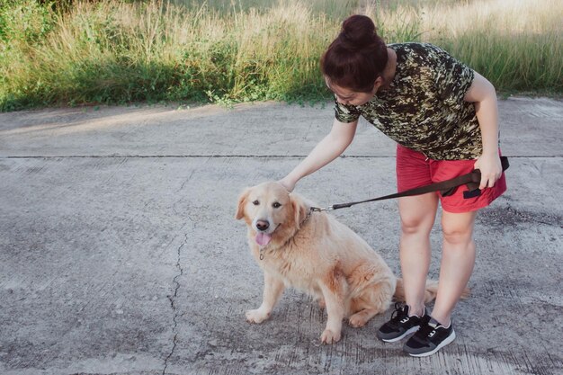 Femme avec un chien sur la route