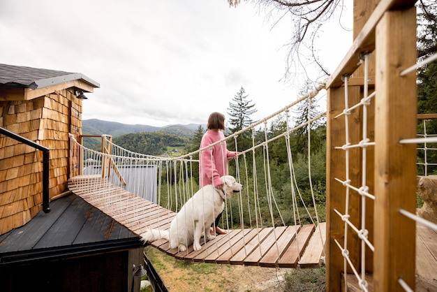 Femme avec chien se repose dans les montagnes