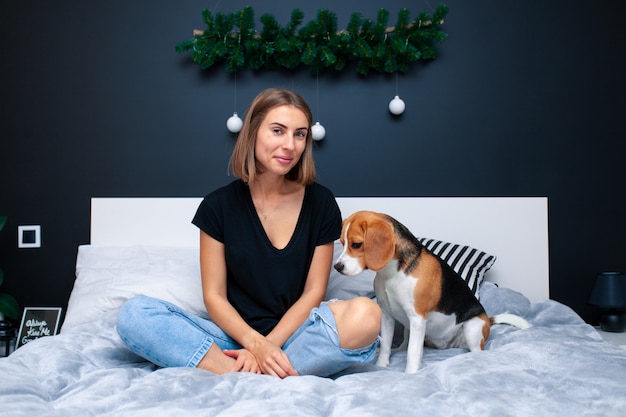 Femme, à, chien, séance lit