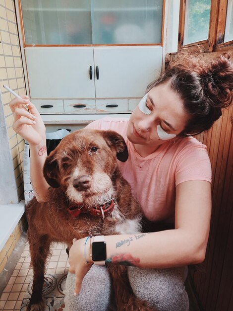 Femme avec un chien sur le sol